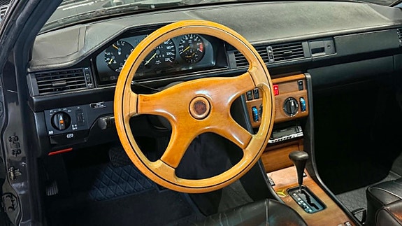 Mercedes-Benz 230 CE 14 of 28