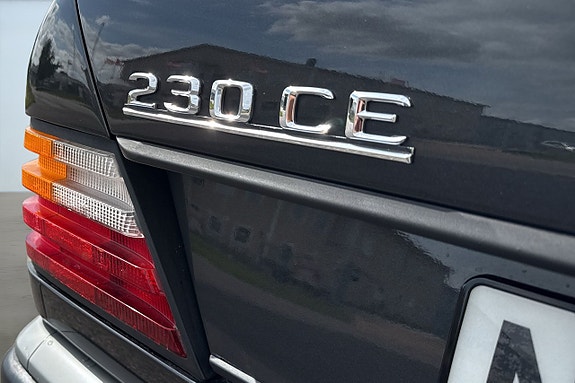 Mercedes-Benz 230 CE 11 of 28