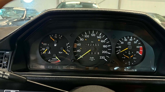 Mercedes-Benz 230 CE 16 of 28
