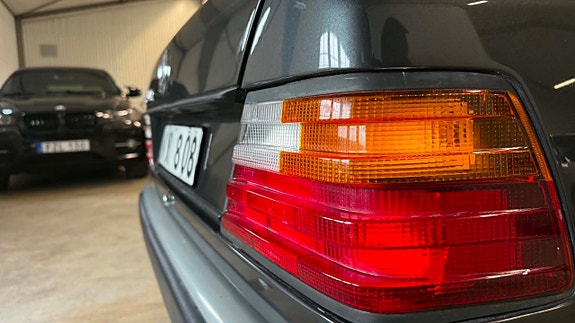 Mercedes-Benz 230 CE 21 of 28