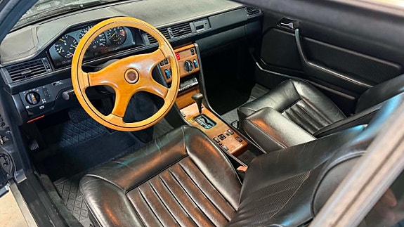 Mercedes-Benz 230 CE 13 of 28