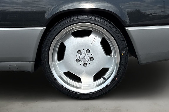 Mercedes-Benz 230 CE 9 of 28