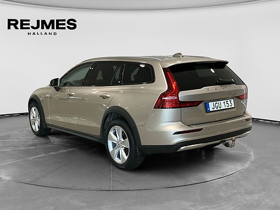 Volvo V60 Cross Country 2 of 15
