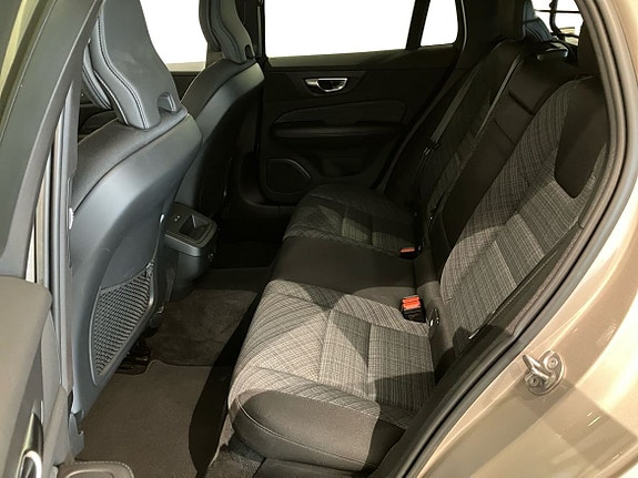 Volvo V60 Cross Country 7 of 15