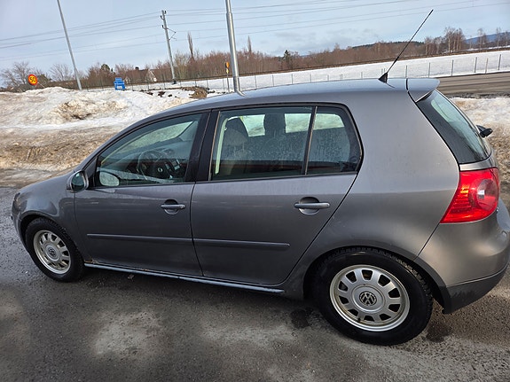 Volkswagen Golf V 2 of 8