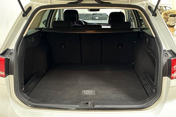Volkswagen Passat 10 of 30