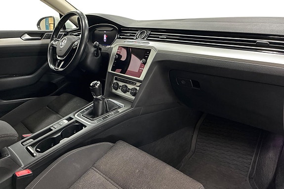 Volkswagen Passat 15 of 30