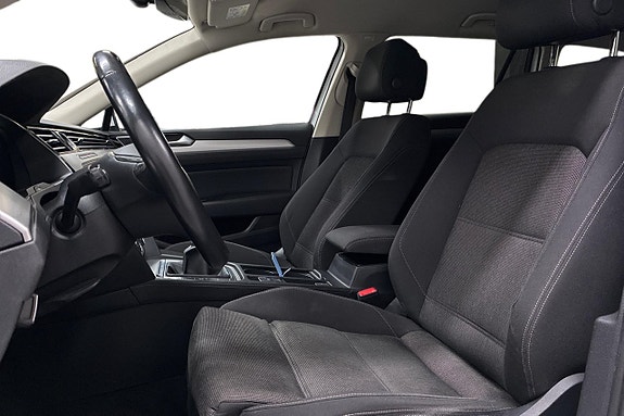 Volkswagen Passat 13 of 30
