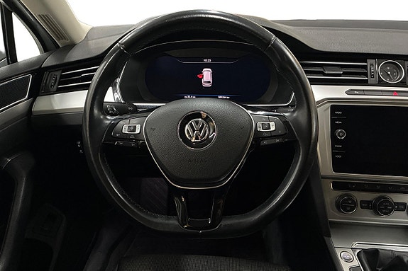 Volkswagen Passat 16 of 30