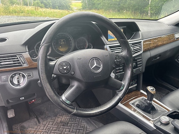 Mercedes-Benz E200 11 of 28
