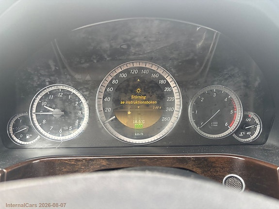 Mercedes-Benz E200 23 of 28