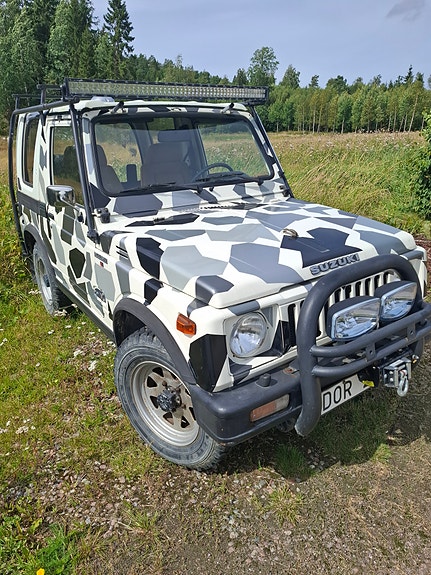 Suzuki SJ 410 2 of 5