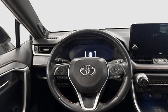 Toyota RAV4 8 of 16