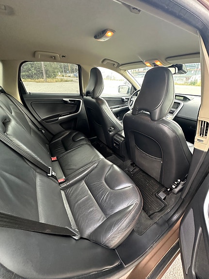 Volvo XC60 10 of 16