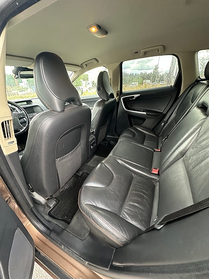 Volvo XC60 8 of 16