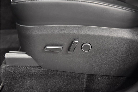 Tesla Model Y 13 of 25