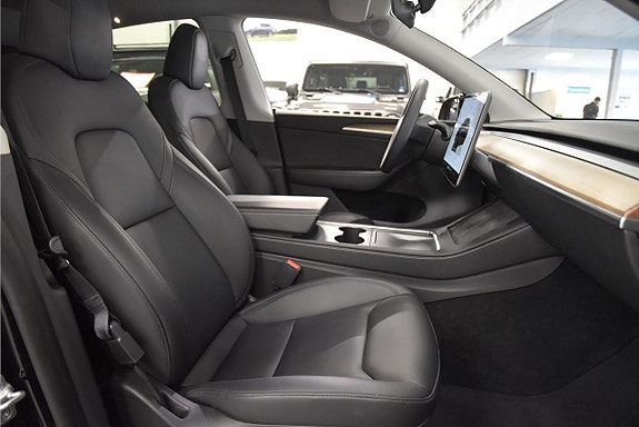 Tesla Model Y 14 of 25