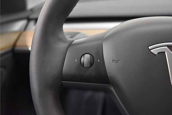 Tesla Model Y 10 of 25