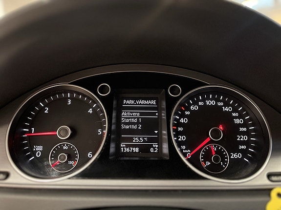 Volkswagen Passat 13 of 16