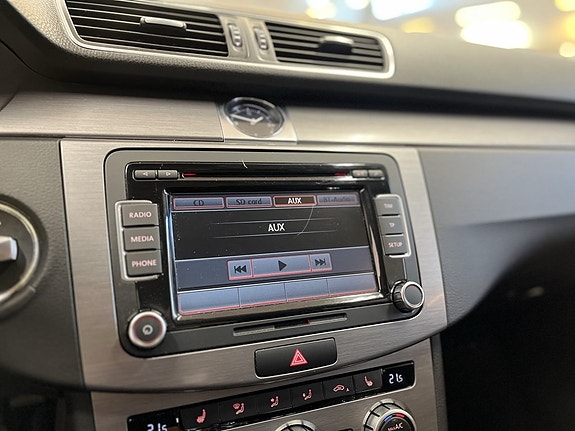 Volkswagen Passat 12 of 16