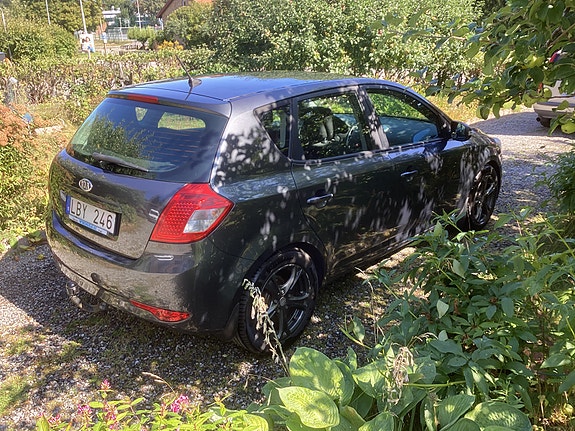 Kia Ceed 2 of 8