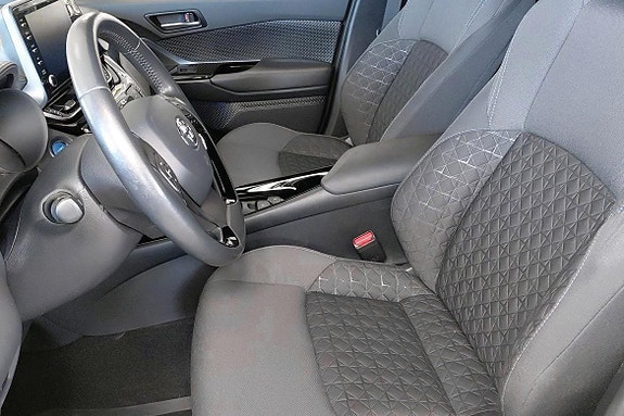 Toyota C-HR 7 of 11