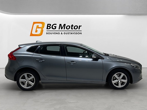 Volvo V40 3 of 17