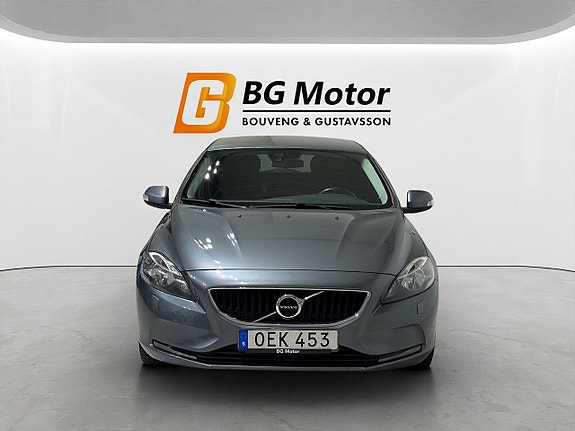 Volvo V40 2 of 17