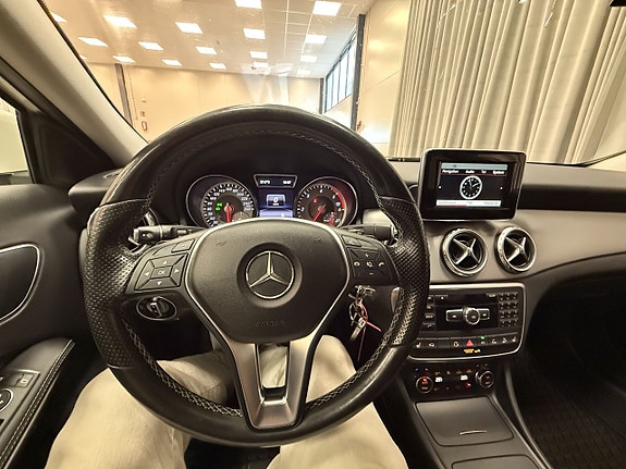 Mercedes-Benz GLA220 11 of 14