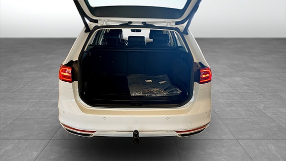 Volkswagen Passat 12 of 16