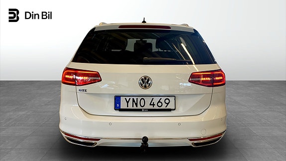 Volkswagen Passat 5 of 16