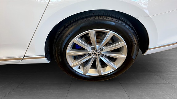 Volkswagen Passat 6 of 16