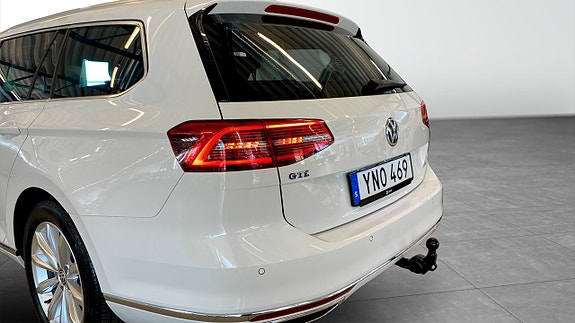 Volkswagen Passat 13 of 16