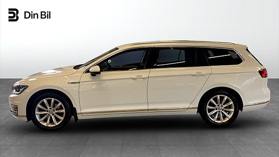 Volkswagen Passat 2 of 16