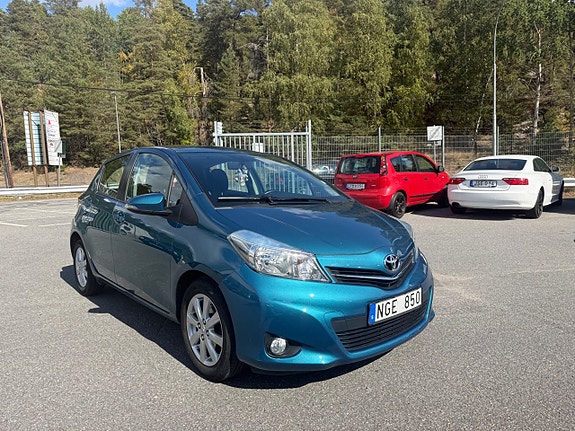 Toyota Yaris 2 of 15