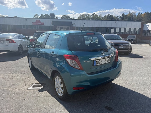 Toyota Yaris 5 of 15