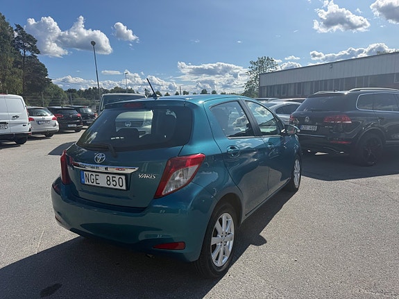 Toyota Yaris 6 of 15