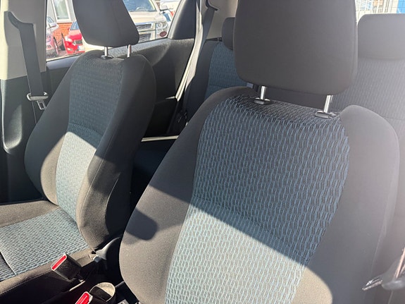 Toyota Yaris 10 of 15