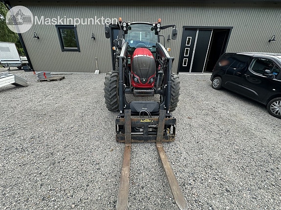 Valtra A134 med skogsvagn 2 of 27