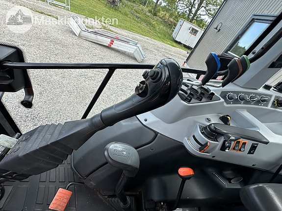 Valtra A134 med skogsvagn 16 of 27