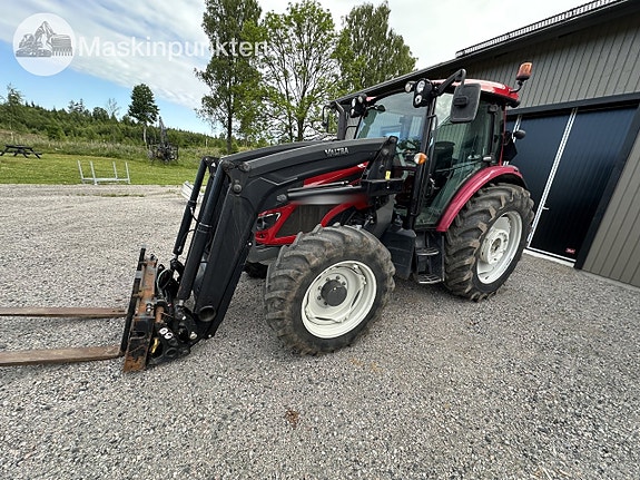 Valtra A134 med skogsvagn