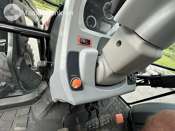 Valtra A134 med skogsvagn 27 of 27