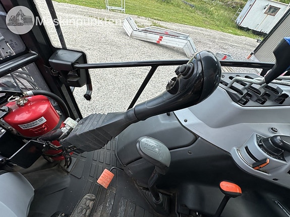 Valtra A134 med skogsvagn 17 of 27