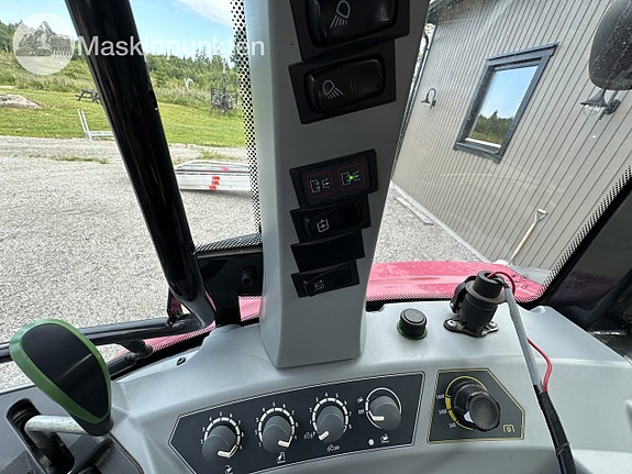 Valtra A134 med skogsvagn 21 of 27