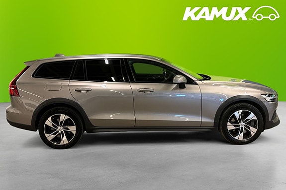 Volvo V60 Cross Country 2 of 25