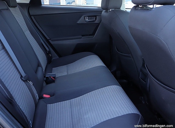 Toyota Auris 7 of 18