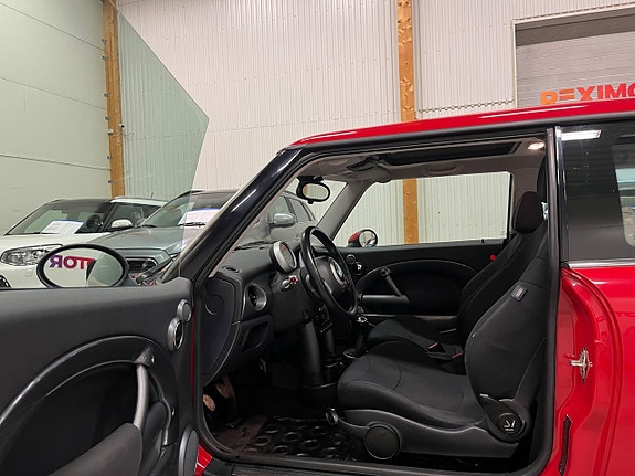 MINI Cooper 13 of 16