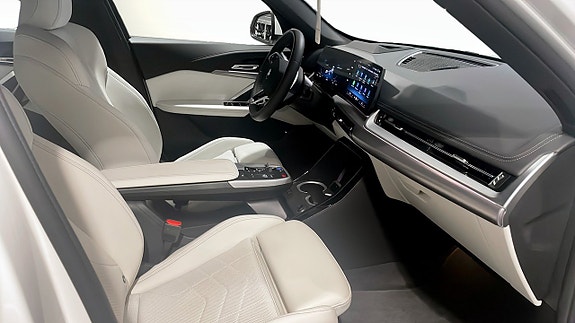 BMW iX1 3 of 9