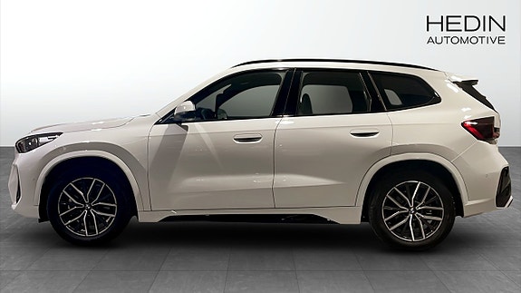 BMW iX1 6 of 9