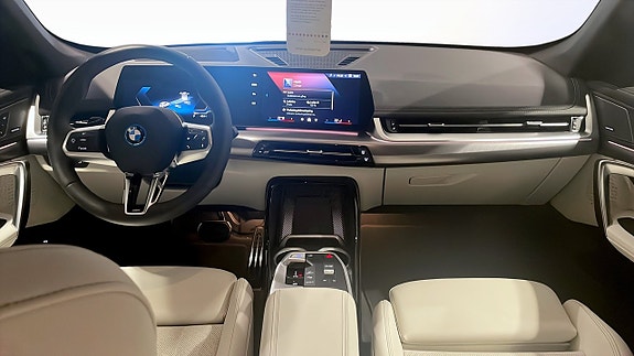 BMW iX1 4 of 9